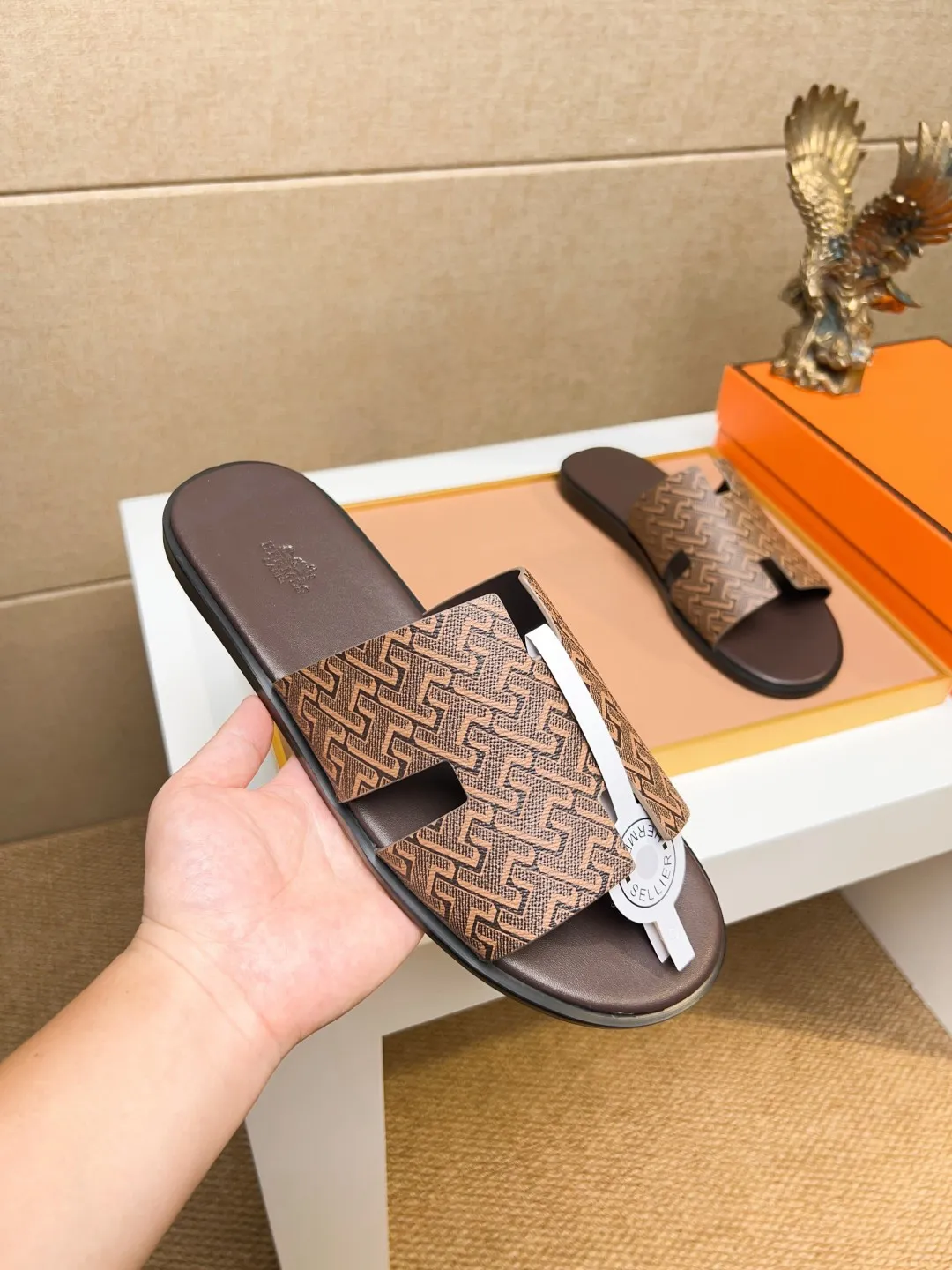 Men's clothing and shoes 💰280 💅💅💅 new arrival. Hermes Hermes official website latest counter synchronized new oran color leather H slippers, the original Paris version flew back to the original model and opened the mold to make it perfectly🍌The highest quality Sincerity, you can enter and leave the counter at will [Deyi] The upper is made of original customized  colored palm prints, crocodile print, ostrich print, colored cow leather, colored cow suede, 🤔 horse hair, 🥳 colored diamonds, 🥰 3D printing, and other genuine leather slippers, imported cow pattern foot pad lining, Italian  latest original genuine leather combination outsole Code number: 38-48 (customized at 46.47.48) Can be made into picture combination sole with genuine leather pattern and ordinary molded outsole